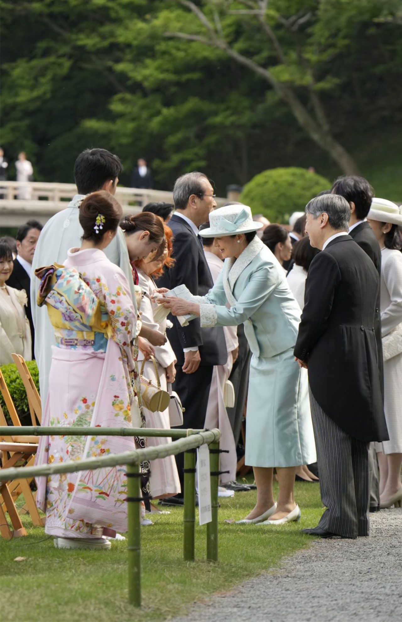 4月17日の園遊会で、村瀬選手のマイクの風防をかぶせてあげる雅子さま