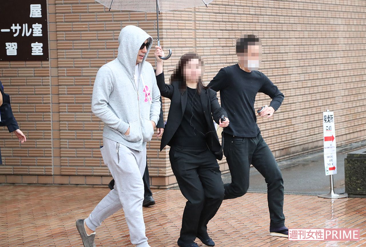 甲府公演のあと、スタッフに守られ足早にタクシーに向かう海老蔵（'18年）