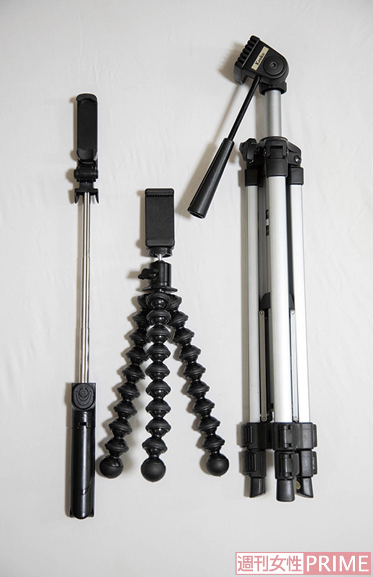 三脚（右）に加え、ゴリラポット（中央）は平らな場所以外にカメラを設置するときに便利。「外出先での撮影は、自撮り棒（左）が活躍します」としのさん　撮影／齋藤周造