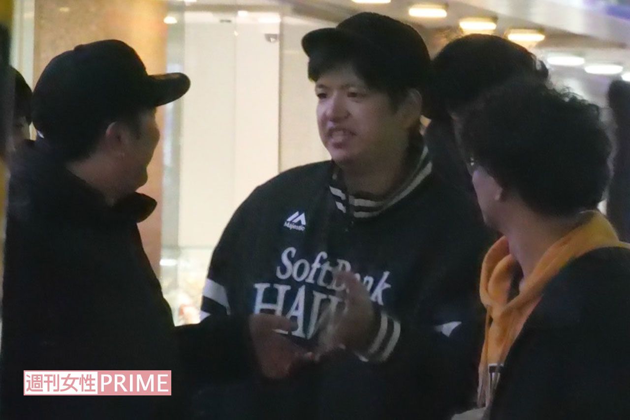 歌舞伎町を談笑しながら歩く『レインボー』のジャンボたかおと『からし蓮根』伊織と『たくろう』の木村バンド