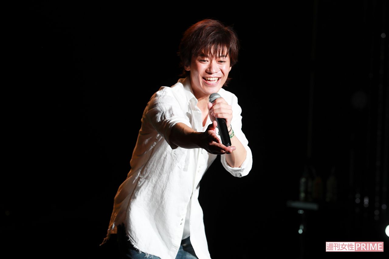 アンコールには爽やかな白シャツで登場。お客さんの目を見て丁寧にファンサービスも