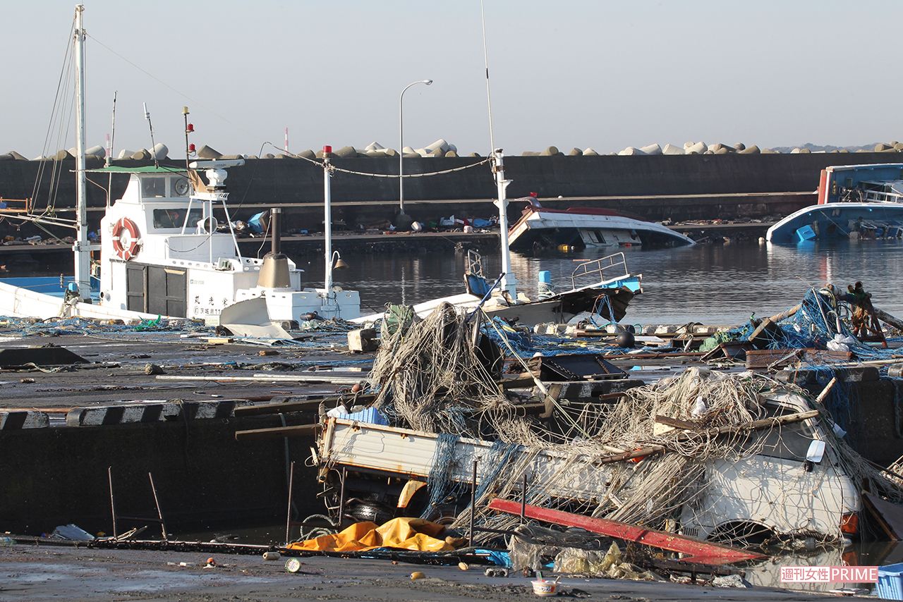 地震直後に渦巻きが発生した茨城県の大洗港は、何隻もの船がひっくり返り、壮絶さを物語る（2011年3月12日）