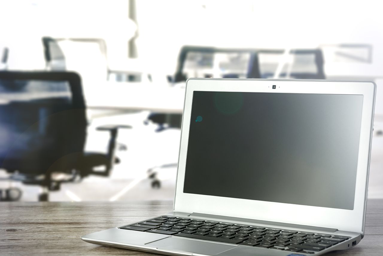 ノートパソコン　英語では……【laptop,laptopcomputer】　personalcomputerを略し、単語の頭にノートをつけて生まれたダブル和製英語。