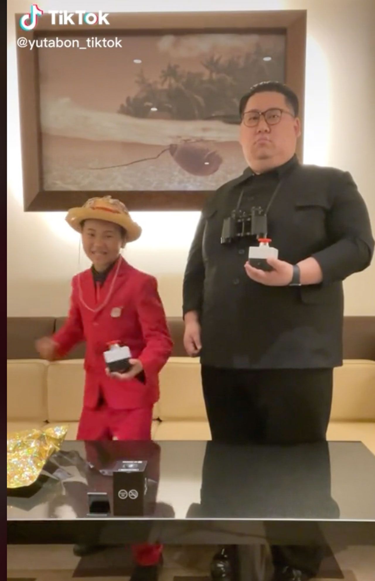 金正恩風の男がスイッチを押して地球が大爆発する動画を（ゆたぼんのTikTokより）