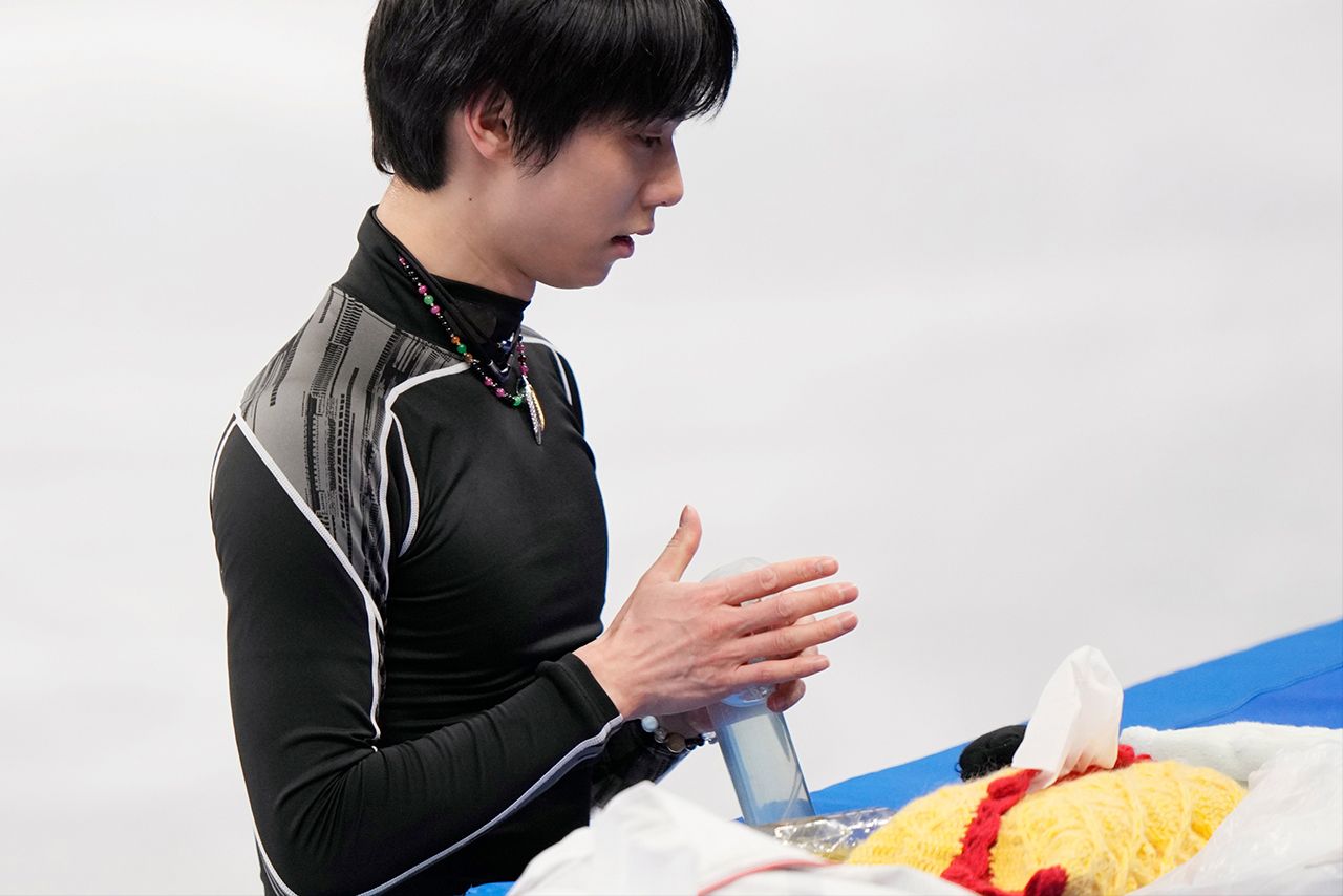 会場に姿を現した羽生結弦選手。右手に見えるのがティッシュケース（JMPA代表撮影）