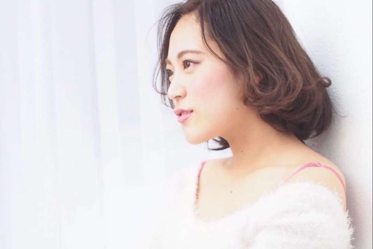 肩を出して腕組みポーズをとる佐久間清来容疑者（本人のフェイスブックより）