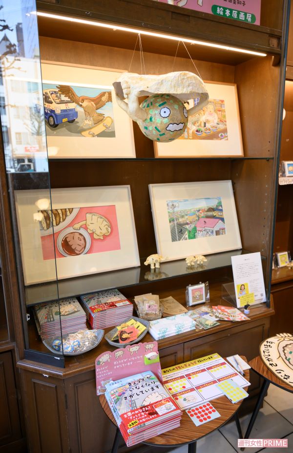 3月、東京・神保町のブックハウスカフェで開催された原画展では玉田さんお手製グッズや顔ハメパネルも用意された