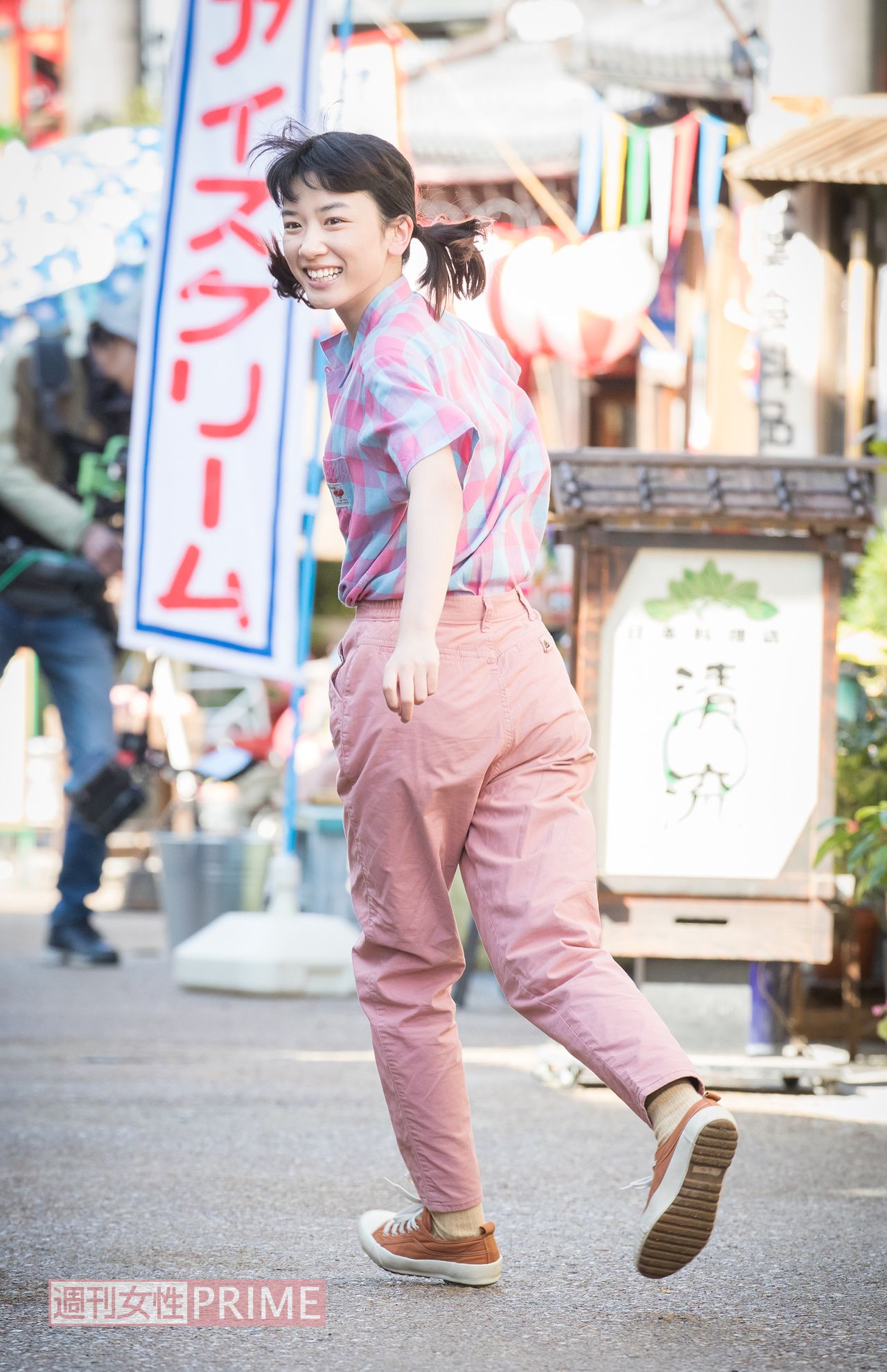 この日の撮影は、鈴愛が高校最後の夏休みを迎えたシーン。プリンセスプリンセスの『世界でいちばん熱い夏』の替え歌を口ずさみ、幼なじみの律（佐藤健）の家へ。撮影／廣瀬靖士