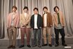 『嵐活動休止表明会見』での集合写真。中央の大野智は少し寂しそう