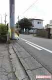 深谷容疑者はこのマンション前の道路端に立ち、ヒデさんのデイサービスの送り迎えをしていた