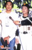 1996年5月、森且行の脱退会見にジャイアンツユニ着用で出席た中居正広
