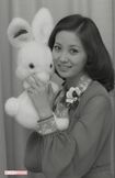 歌手デビュー翌年の'74年に本誌に登場。マドンナ役を演じていただけあり、アイドルのようなポーズも似合う