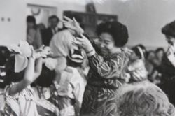 原水禁運動に尽力した伊藤サカエさん。写真は、被団協の会合で踊る珍しいショット