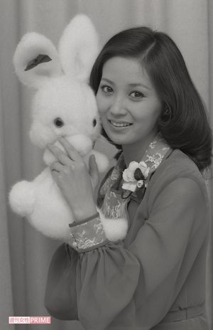 歌手デビュー翌年の'74年に本誌に登場。マドンナ役を演じていただけあり、アイドルのようなポーズも似合う