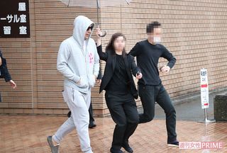 甲府公演のあと、スタッフに守られ足早にタクシーに向かう海老蔵（'18年）