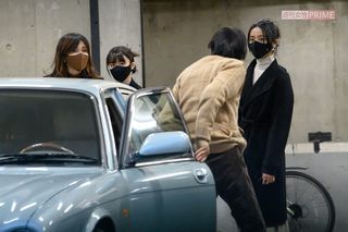 2021年1月3日、工藤静香のマネージャーに付き添われ、CocomiとKoki,が会場に到着