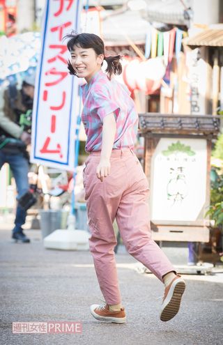 この日の撮影は、鈴愛が高校最後の夏休みを迎えたシーン。プリンセスプリンセスの『世界でいちばん熱い夏』の替え歌を口ずさみ、幼なじみの律（佐藤健）の家へ。撮影／廣瀬靖士