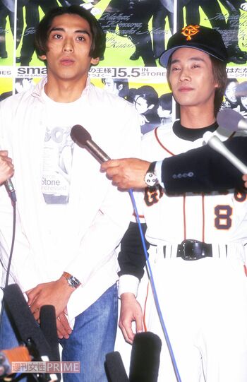 1996年5月、森且行の脱退会見にジャイアンツユニ着用で出席た中居正広