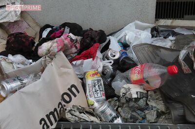 アパートの小林久美子宅前にはゴミが散乱していた。近隣住民によると普段からゴミを放置していたという