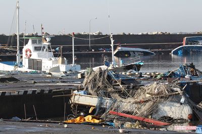 地震直後に渦巻きが発生した茨城県の大洗港は、何隻もの船がひっくり返り、壮絶さを物語る（2011年3月12日）