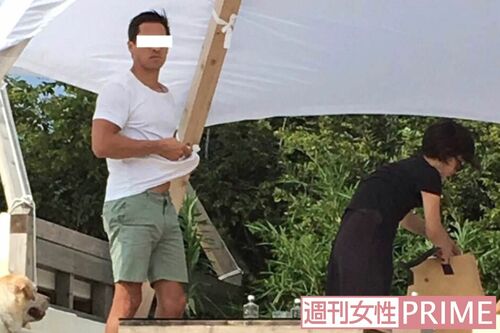 '16年7月、滝クリは体格のいい外国人男性とカフェに堂々と来店。男女の仲を感じさせる雰囲気だったという