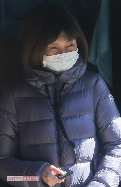 散歩に出かける松本伊代。転倒防止のため手には杖が握られている