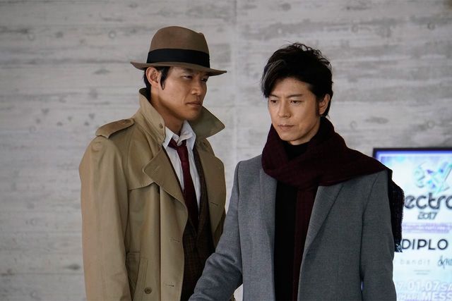 銭形警部（鈴木亮平）と小津（上川隆也）が対峙するシーン　(c)日本テレビ