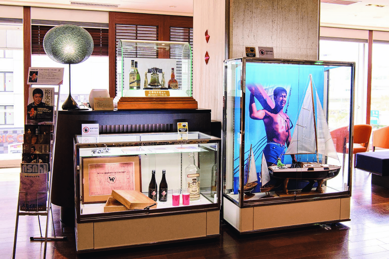 3階ロビーの展示品コーナー。主演映画『太平洋ひとりぼっち』（'63年公開）に登場するヨット、マーメイド号の模型も