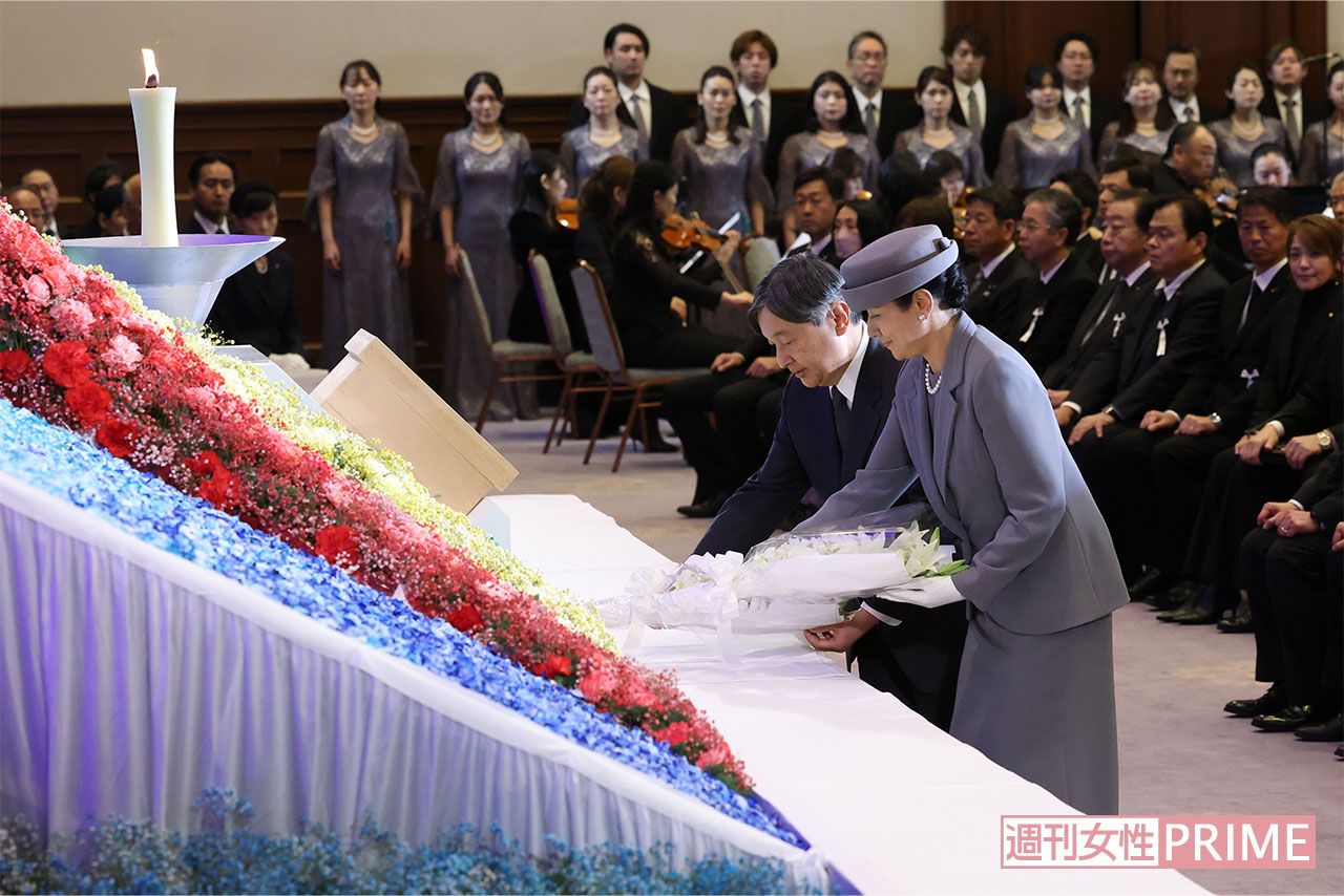 1月17日、阪神・淡路大震災30周年追悼式典に出席され、献花台に花を手向けられた両陛下