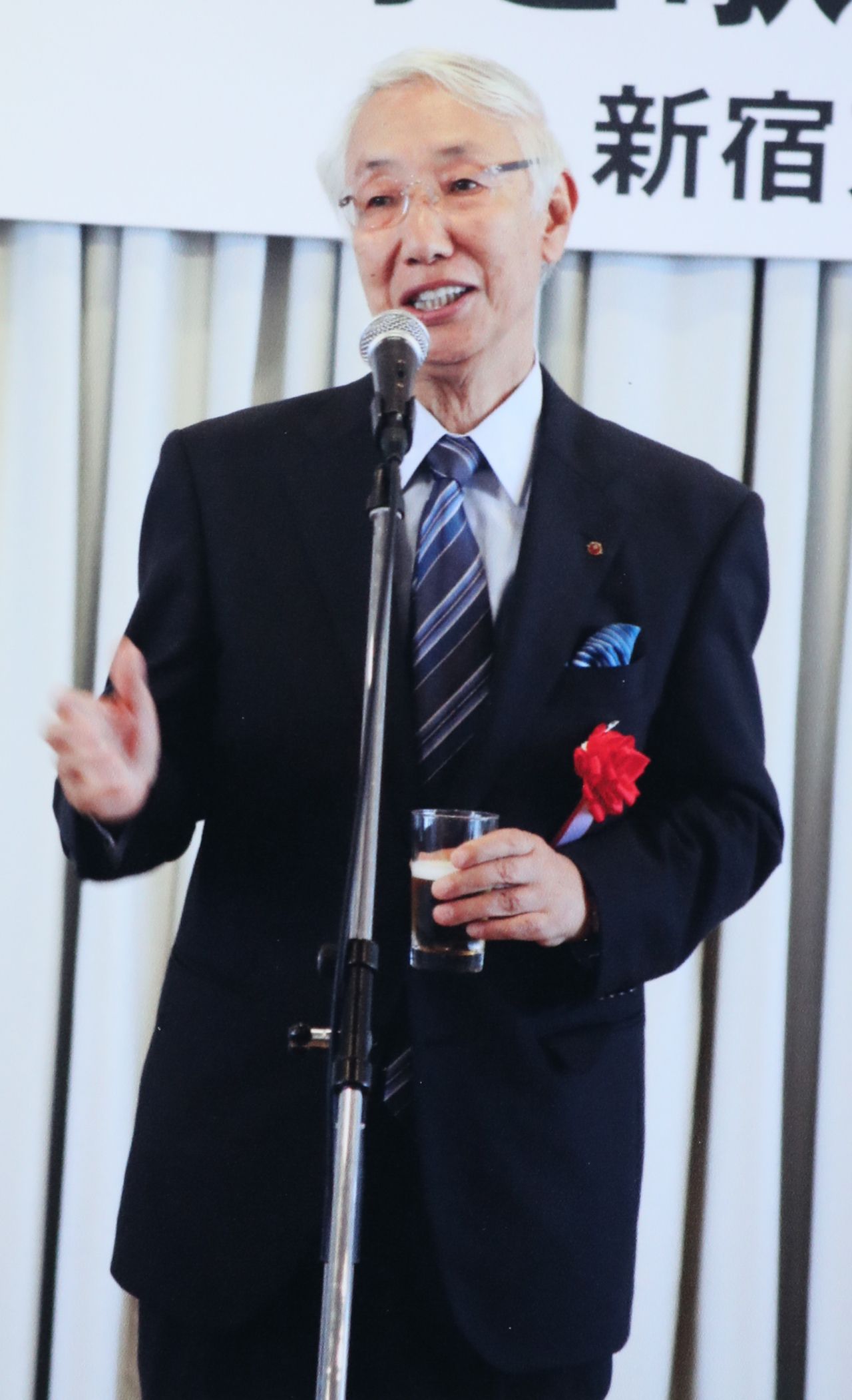 経営者のほかに作詞家・丹まさととしての顔も持つ。ガソリンスタンド時代、ひとり寂しい夜にラジオから流れてきた演歌の歌詞に元気づけられ「いつか自分もこういう詩を書いてみたい」と思ったという。事業の8分どおりの目標に達したら作詞の勉強をしたいと思い、55歳にならんとする平成5年秋、作詞学校の門を叩く。5年目に作詞家デビュー。以来、プロの作詞家としても活躍。五木ひろし、天童よしみ、水森かおりなどにも歌詞を提供している