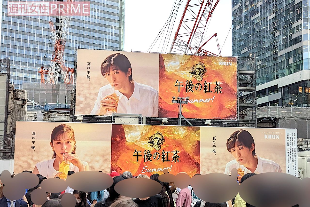 午後の紅茶の広告に出演する目黒蓮（23年6月撮影）