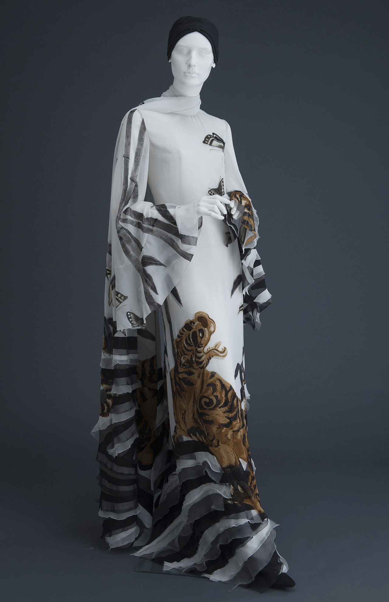 《イブニング・ドレス「蝶とタイガーと波をそめた白い絹のドレス」》2004年　島根県立石見美術館蔵