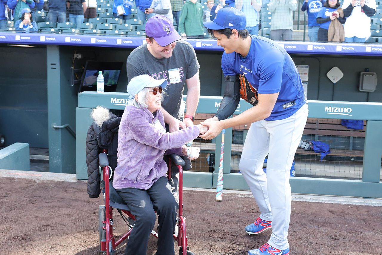 長崎出身で被爆も経験した、100歳の在米日本人の桃代さんと握手する大谷翔平　写真／アフロ