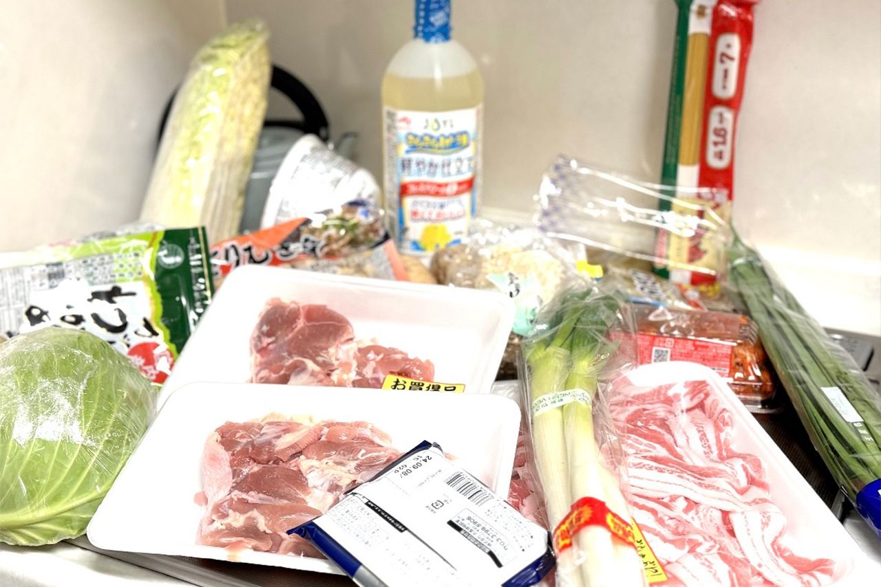 「4000円縛り」と決めて安いスーパーで購入した食材。「安い食材」を中心に買うことで、合計は約3300円にセーブ