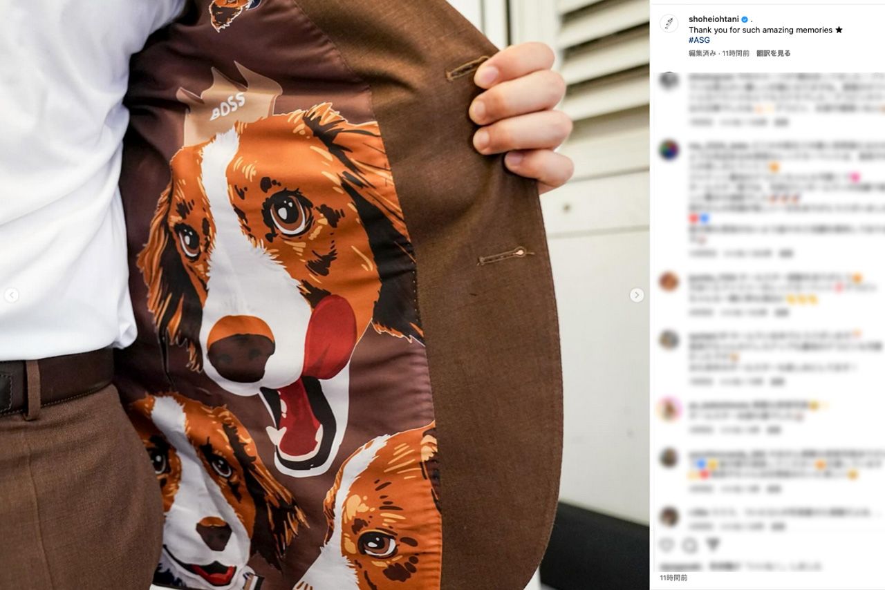 2024年7月17日、レッドカーメットで着用した、『BOSS』製の“デコピンスーツ”を披露する大谷翔平（公式インスタグラムより）