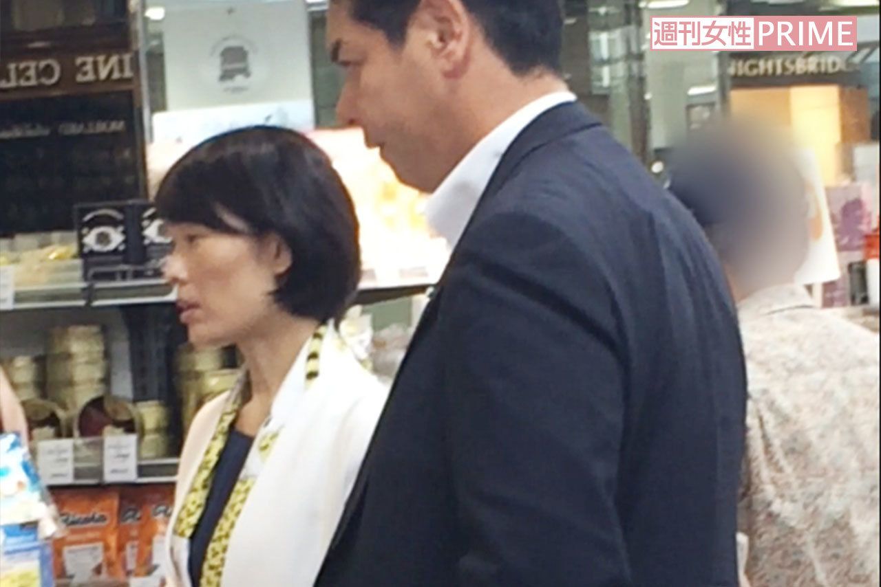 レジ待ちする丸川大臣と大塚議員