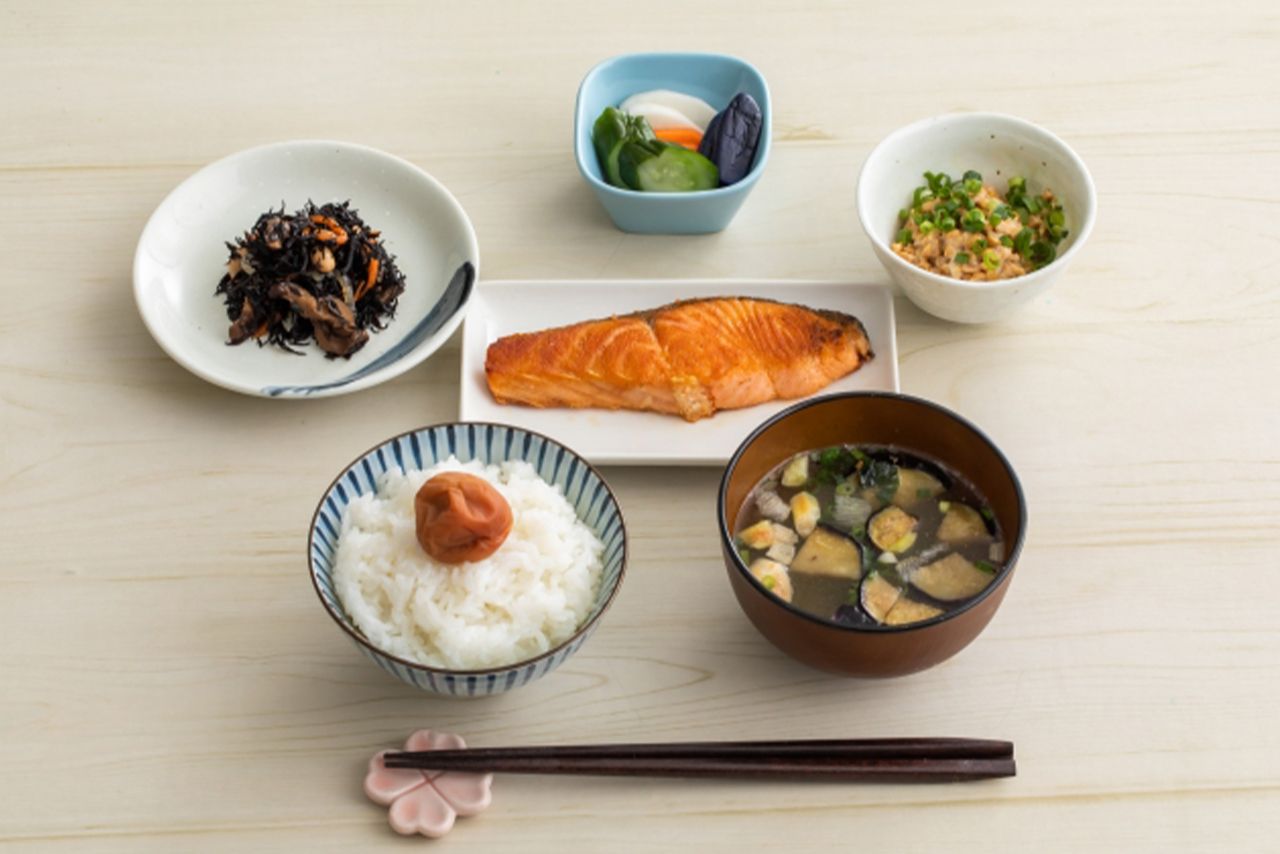 健康的で理想的な1食でも、カロリー摂取過多な場合も多い。この定食で約600キロカロリーだが、一日の目標摂取カロリーが1800キロカロリーなら3食でこれを超えないように　※写真はイメージです