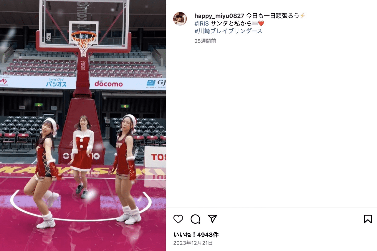 グラビアアイドル・村島未悠のサンタコス（公式インスタグラムより）