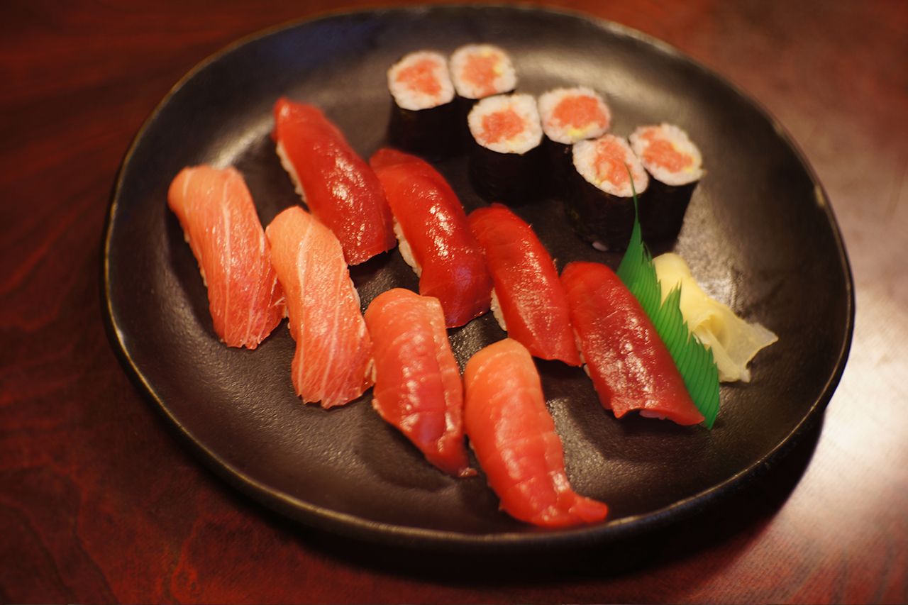 赤身・中トロ・大トロの握りと鉄火巻きの盛り合わせ。6000円（税込み）