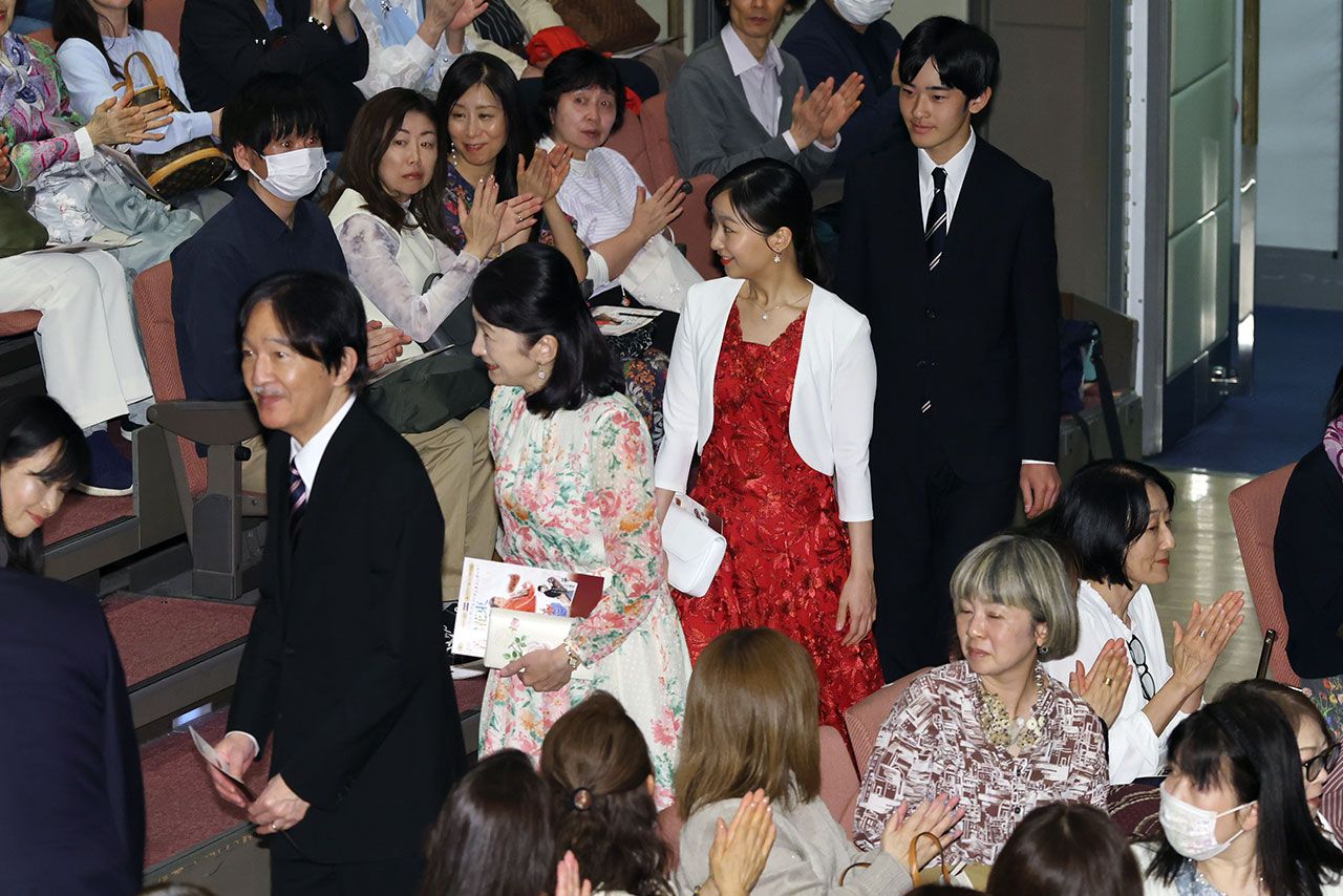 5月3日、パラグアイ日本人移住90周年を記念したコンサートにそろって出席された秋篠宮ご一家