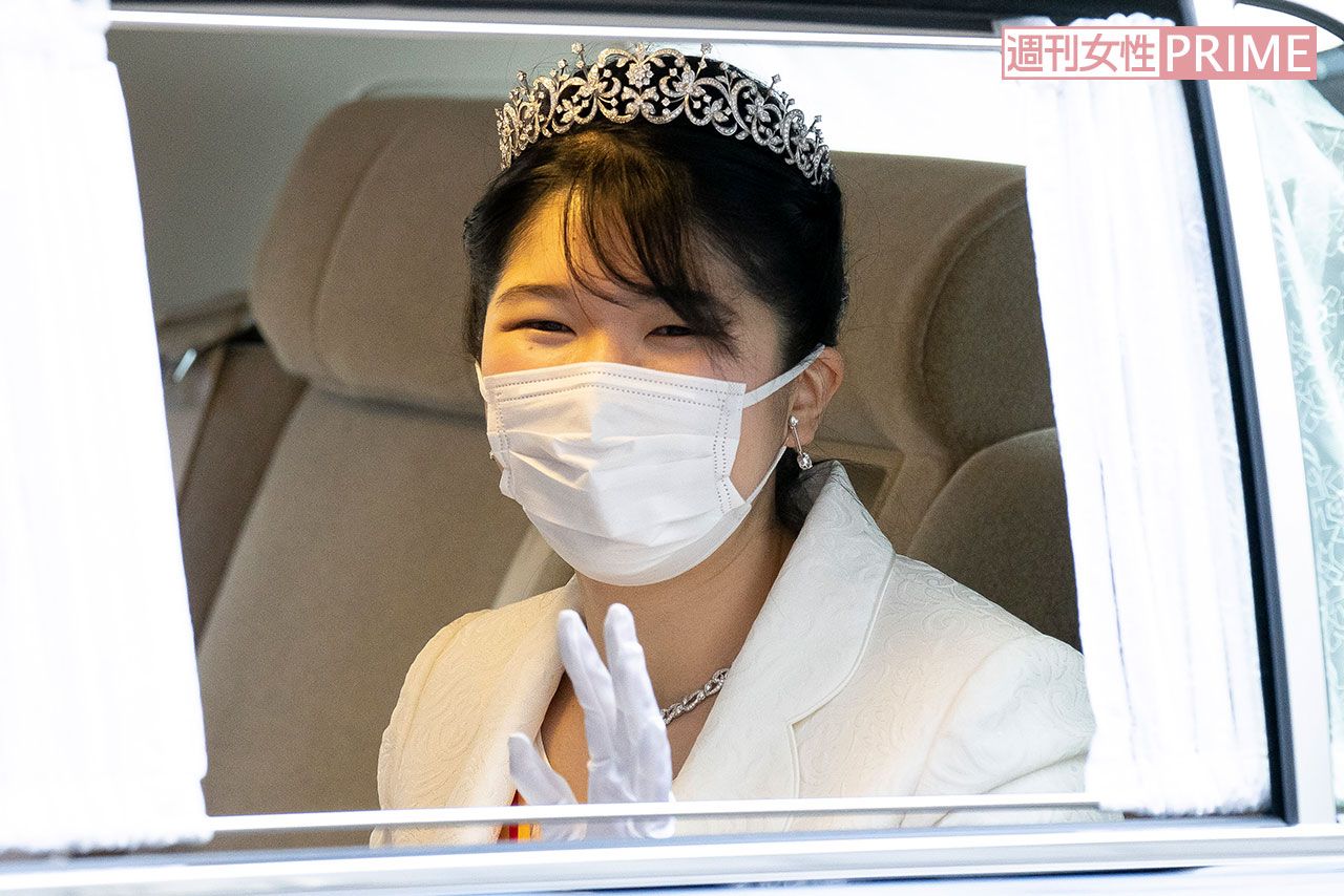 '21年12月5日、成年のご報告のため上皇ご夫妻のお住まいへ訪問される愛子さま