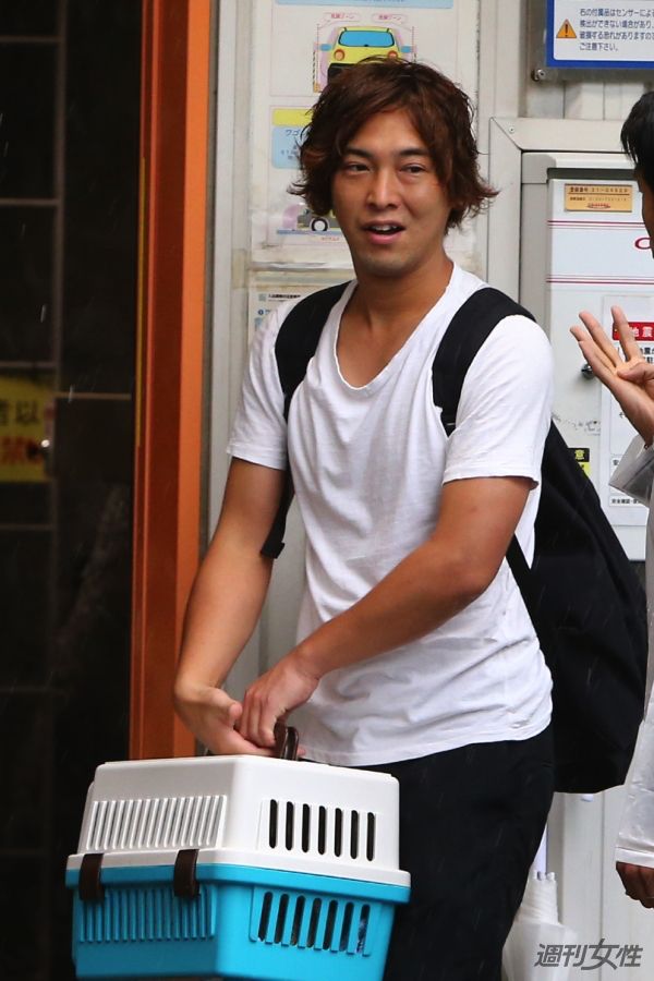 【写真】9月9日に自宅マンションから仕事に向かう松田を直撃