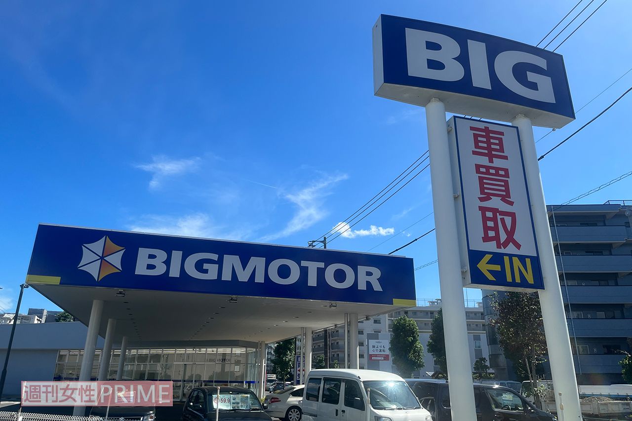 東京都内ビッグモーター某店。現在は街路樹は“無事”のようだ