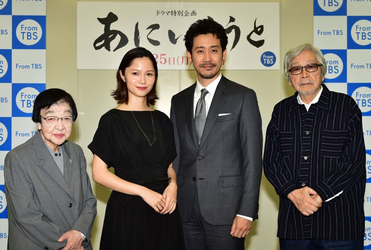制作発表での（右から）山田監督、大泉洋、  宮﨑あおい、石井ふく子プロデューサー