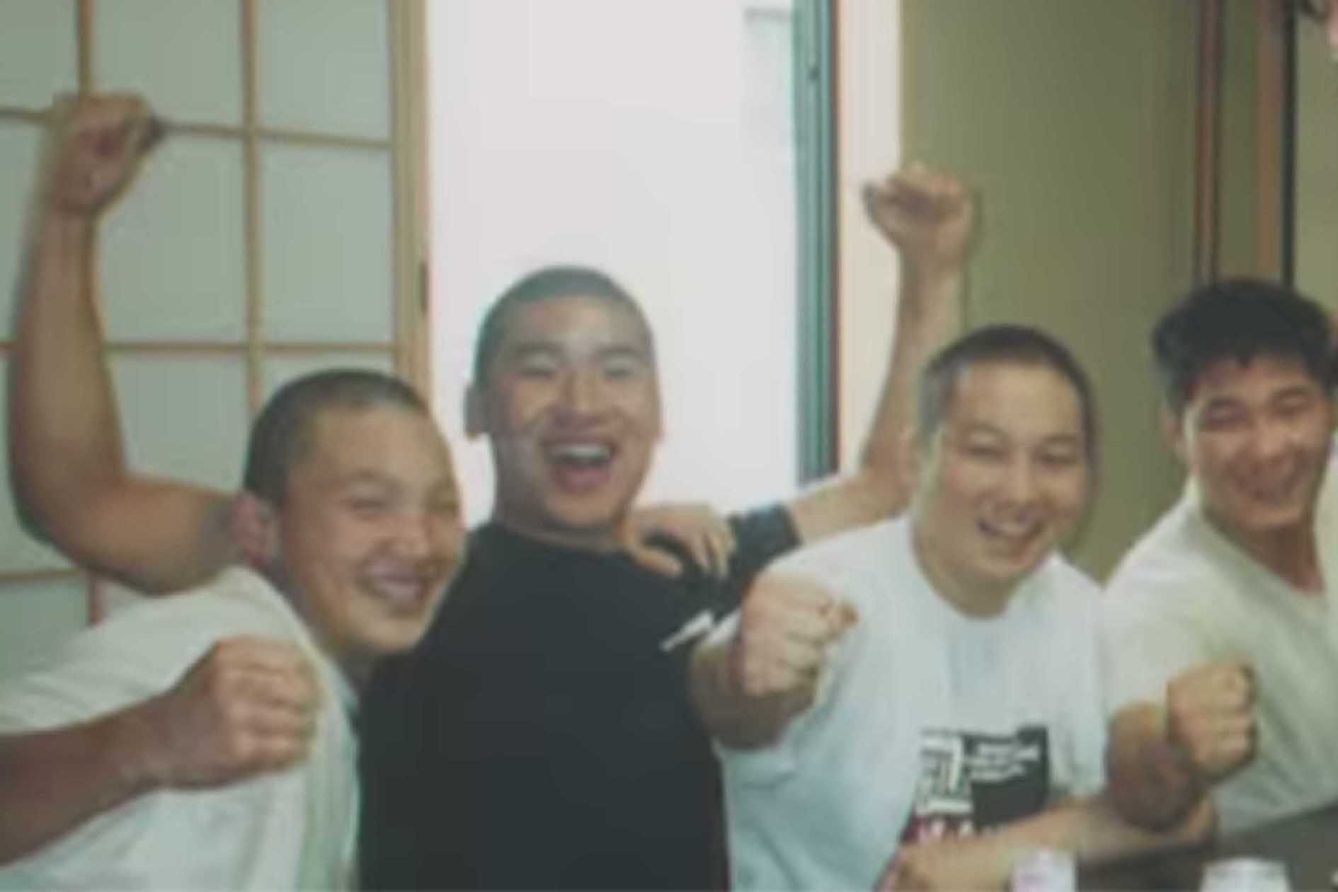来日して3か月間、稽古をしながら各部屋からのスカウトを待った白鵬（左）