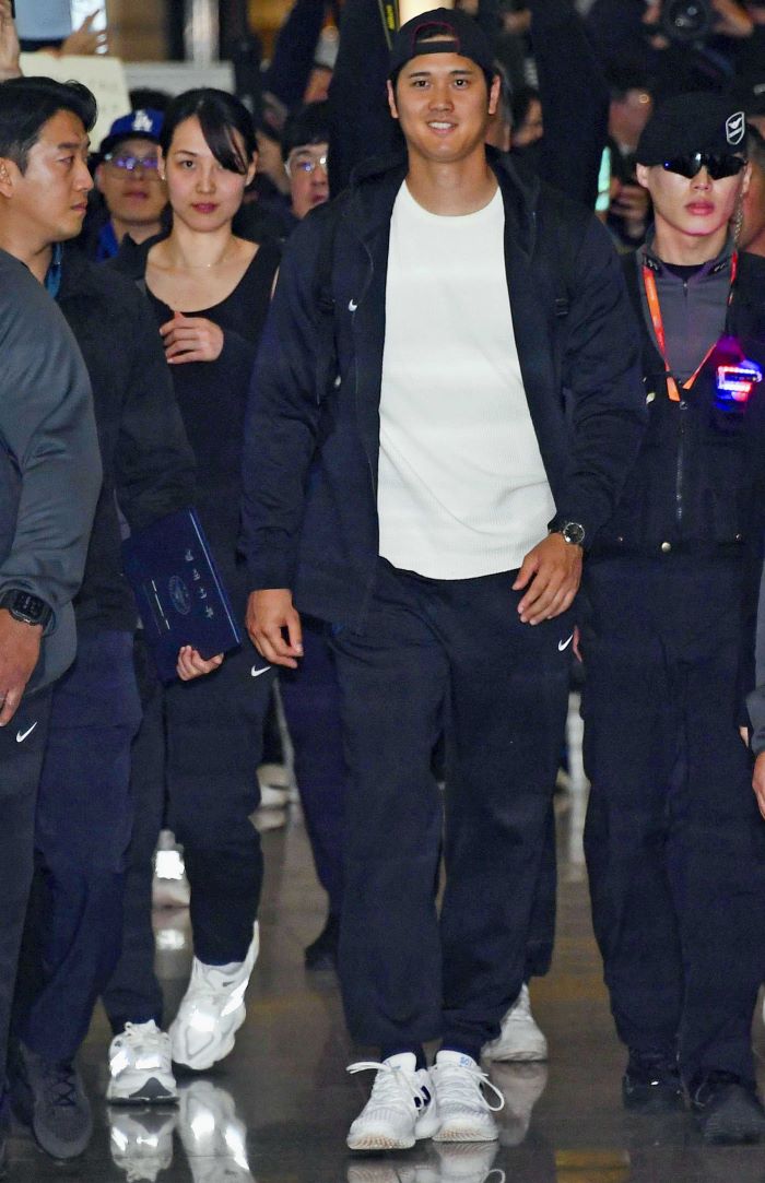 3月15日、開幕戦が行われる韓国に到着した大谷翔平夫妻。デコピンはいない　写真／共同通信社