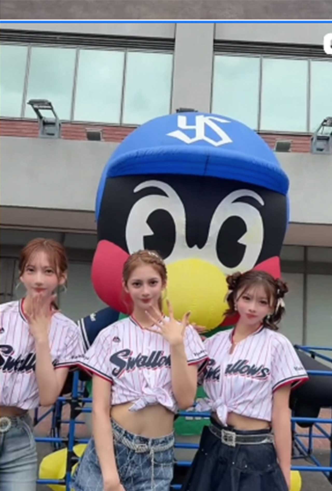 ヤクルトスワローズのイベントに出場する予定だった『CHANCE GALS』。ユニフォームの着方に多くの批判コメントが（公式Instagramより）