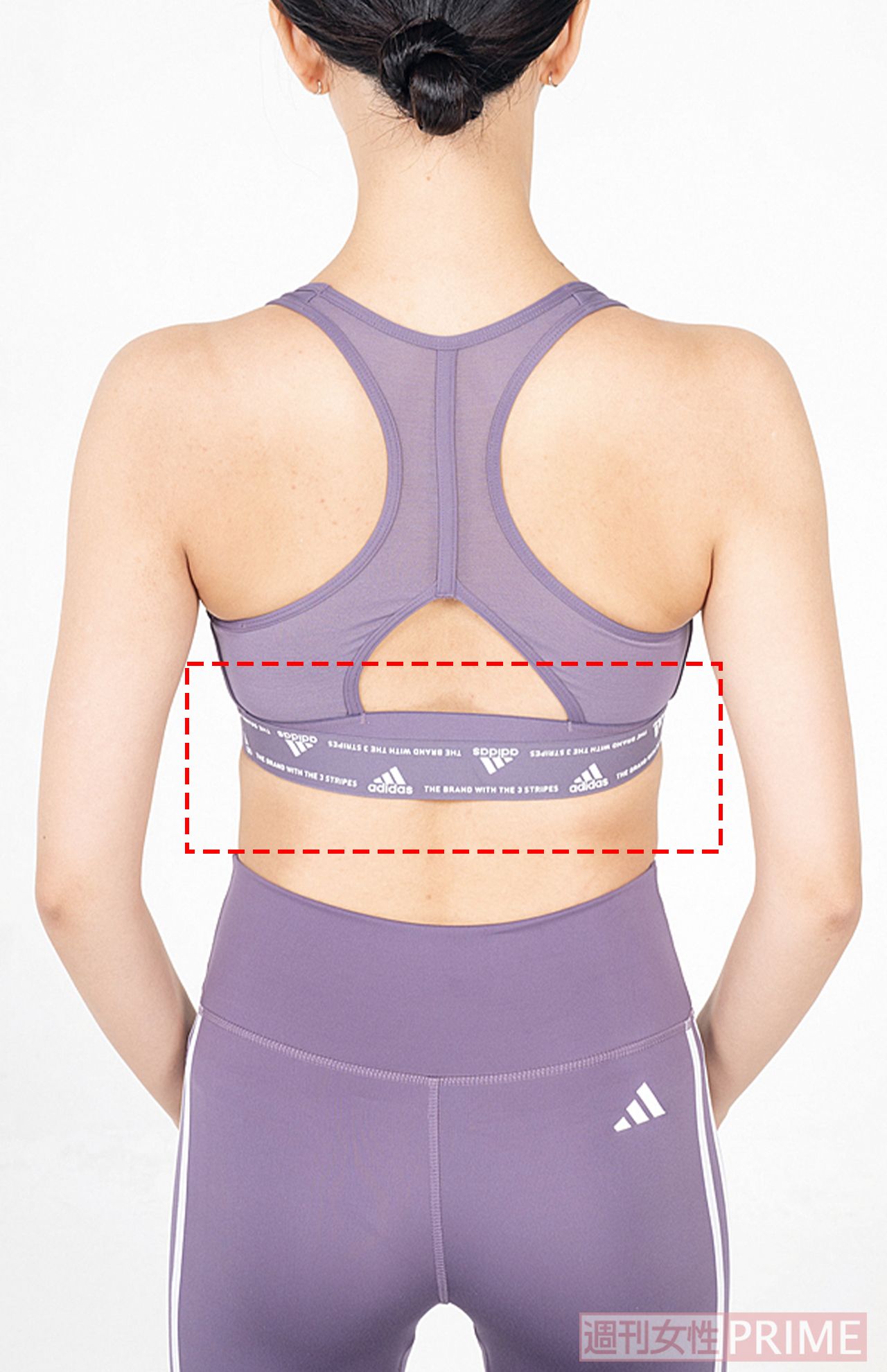 肋骨の一番下の部分にフォームローラーの下端がくるように。位置が下（腰寄り）すぎると、腰を痛める原因にもなるので注意　撮影／只石布久美