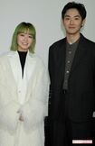 NHK『東京サラダボウル』で髪を緑に染めた奈緒(左)と松田龍平