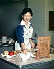 お住まいである東宮御所の台所で、ご家族に手料理を振る舞われた美智子さま('61年10月)